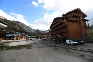 a street in a mountain town with a building at Chalet De La Tour - entièrement rénové et confortable MAE-3503 in Tignes