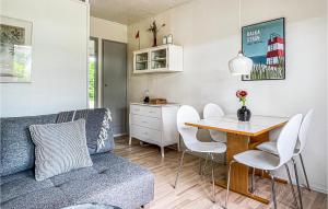 Kuchyň nebo kuchyňský kout v ubytování Stunning Apartment In Nexø With Sauna