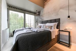 Ένα ή περισσότερα κρεβάτια σε δωμάτιο στο Big Sky Apartmani +65 φωτογραφίες