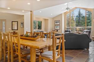 Khu vực ghế ngồi tại Beautiful 7BR Home Walk Everywhere