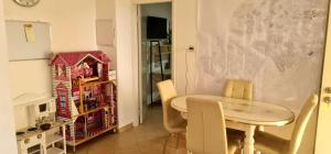 a small dining room with a table and a kitchen at BLAGO home Los Angeles 3 in Eilat