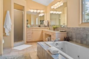 Phòng tắm tại Beautiful 7BR Home Walk Everywhere +35 ảnh