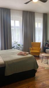 Voodi või voodid majutusasutuse FOUR ROOMS Carlsbad Authentic toas