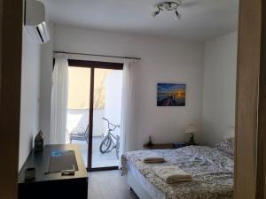 En eller flere senge i et værelse på Limassol mountain and sea views