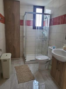 Et badeværelse på Limassol mountain and sea views