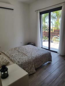 En eller flere senge i et værelse på Limassol mountain and sea views