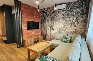 Μια τηλεόραση ή/και κέντρο ψυχαγωγίας στο Apartament Loftowy FV VAT