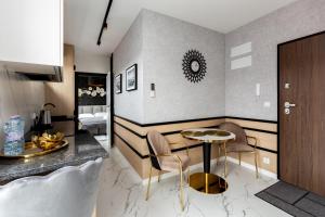 a living room with a table and chairs in a room at ApartPort nowoczesne apartamenty in Gdynia