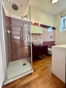 ein Badezimmer mit Dusche und Waschbecken in der Unterkunft Kibilù - Via Morosini - Policlinico - Centro Città in Mailand