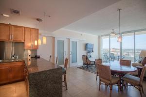 Dapur atau dapur kecil di Ocean Club 906 Grand