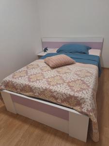 un lit avec un chat assis au-dessus dans l'établissement App Keti, à Umag