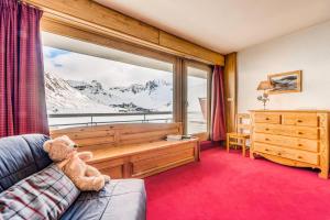 - un ours en peluche assis sur un canapé dans une pièce avec fenêtre dans l'établissement Résidence Ducs De Savoie - Appartement 3, proche des pistes,commerce, vue lac MAE-3644, à Tignes 17 autres photos