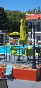 Bazén v ubytování Riverside Motel nebo v jeho okolí