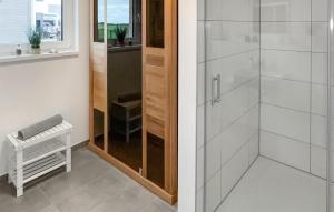 - 2 Aussicht auf ein Bad mit Dusche in der Unterkunft Lake House in Tossenserdeich