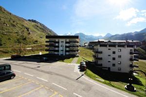 an aerial view of a parking lot with a building at Résidence Roches Rouges A - Charmant, chaleureux, pied des pistes MAE-3749 in Tignes