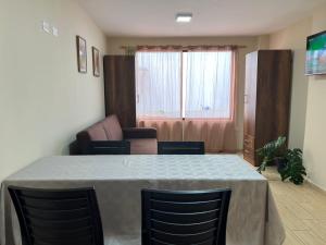Posezení v ubytování CityGem - 2 Bedrooms 2 Bath