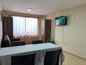 TV a/nebo společenská místnost v ubytování CityGem - 2 Bedrooms 2 Bath