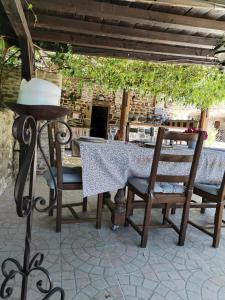 Αίθριο ή υπαίθριος χώρος στο Mes Maisons Gardoises, Two Gites sleeping 13 with Two Private pools, Kids Room, Laundry, Disco, free WiFi, Linen and Dog's are Welcome