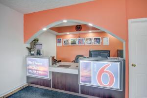 Area lobi atau resepsionis di Motel 6-Somerset, KY