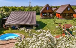 Κήπος έξω από το 2 Bedroom Beautiful Home In Kolczewo