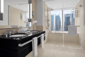 A cozinha ou kitchenette de JW Marriott Hotel Marina