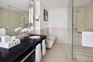 Uma casa de banho em JW Marriott Hotel Marina