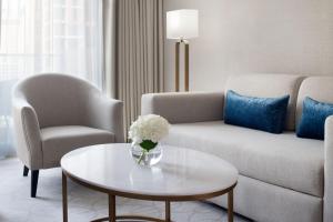 Uma área de estar em JW Marriott Hotel Marina