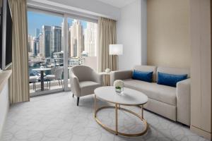 Uma área de estar em JW Marriott Hotel Marina