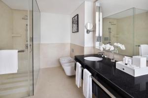 Uma casa de banho em JW Marriott Hotel Marina