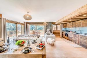 ティーニュにあるRésidence Lodge Des Neiges C - Appartement 4 pied de pistes, service hotelier inclus MAE-2581のキッチン、リビングルーム(テーブル、食べ物付)