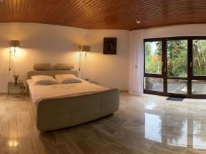 Ένα ή περισσότερα κρεβάτια σε δωμάτιο στο Holiday home in Gebhardshain +29 φωτογραφίες