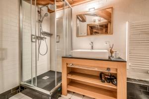 łazienka z umywalką i prysznicem w obiekcie Chalet Breckenridge Sud - Chalet 4 - 129m2 - 6 chambres, 6 salles de bain MAE-4883 w mieście Tignes +24 zdjęcia