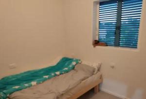 Ένα ή περισσότερα κρεβάτια σε δωμάτιο στο המרחב של נעה באור הנר