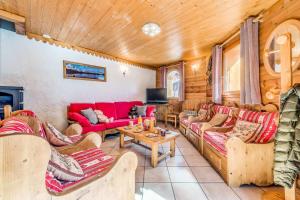 Una sala de estar con sofás y una mesa. en Chalet Gypaete - Chalet Traditionnel 180m2 - 6 chambres, 6 salles de bain, jacuzzi MAE-5886, en Tignes 19 fotos más