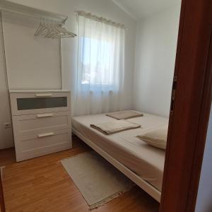 Postel nebo postele na pokoji v ubytování Tia, studio apartman + 3 fotografie
