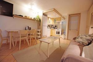 a kitchen and living room with a table and a couch at Résidence Palafour - Studio 4 rénové, confort moderne - balcon vue lac MAE-8175 in Tignes