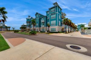 een groot blauw gebouw aan een straat met een weg bij Pine in the Sky in Truckee