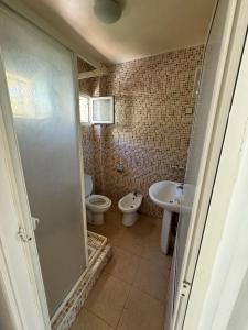 a bathroom with a toilet and a sink at Triplex à 5 min de la plage ! in Temara