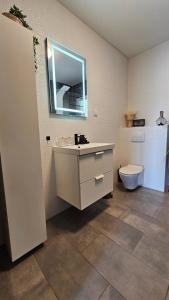 O baie la Apartment Meraki Kostrena - Hot Tub +25 fotografii