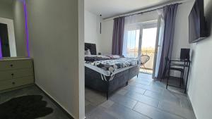 Un pat sau paturi într-o cameră la Apartment Meraki Kostrena - Hot Tub