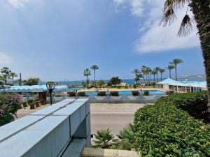 a row of benches in front of a pool at malibu bay resort in Ed Dkârîne