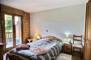 um quarto com uma cama e uma janela em Résidence Grand Coeur - Très joli 2 pièces situé proche du centre de Bourg St Maurice MAE-8794 em Bourg-Saint-Maurice