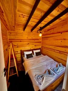 A bed or beds in a room at AsvaVilla şelale evleri süit