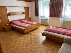 Postel nebo postele na pokoji v ubytování Hotel Ledererwirt + 37 fotografií