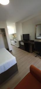 TV a/nebo společenská místnost v ubytování Riverside Motel