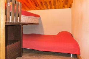 La Plagne TarentaiseLe Chalet De Montchavin - Bel appartement duplex proche du centre MAE-4254的客房内的一张带红色床垫的双层床