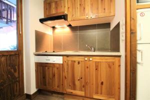 La Plagne TarentaiseLe Chalet De Montchavin - Bel appartement proche du centre MAE-4314的配有木制橱柜和水槽的厨房 更多8张照片