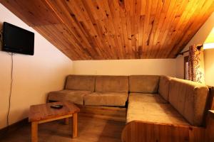 - un salon avec un canapé et un plafond en bois dans l'établissement Le Chalet De Montchavin - Bel appartement sous pentes MAE-4324, à La Plagne Tarentaise
