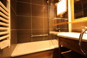 une salle de bain avec une douche, une baignoire et un lavabo dans l'établissement Le Chalet De Montchavin - Bel appartement sous pentes MAE-4324, à La Plagne Tarentaise 8 autres photos
