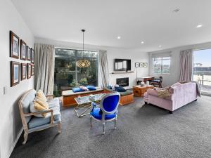Ruang duduk di Murrays Gem l Modern 4bed Stunner l Sea View & Spa!